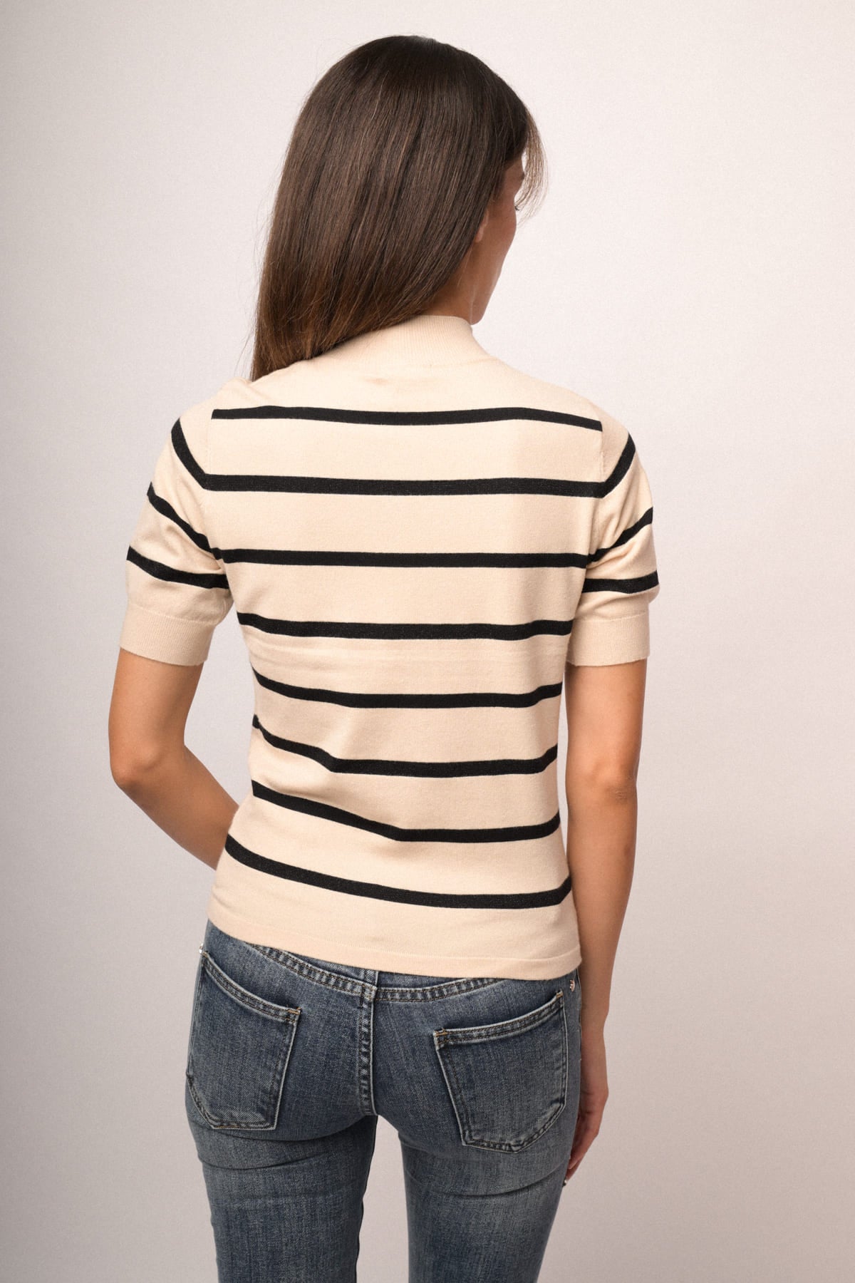 Jersey de cuello alto beige con rayas negras, vista trasera, manga corta