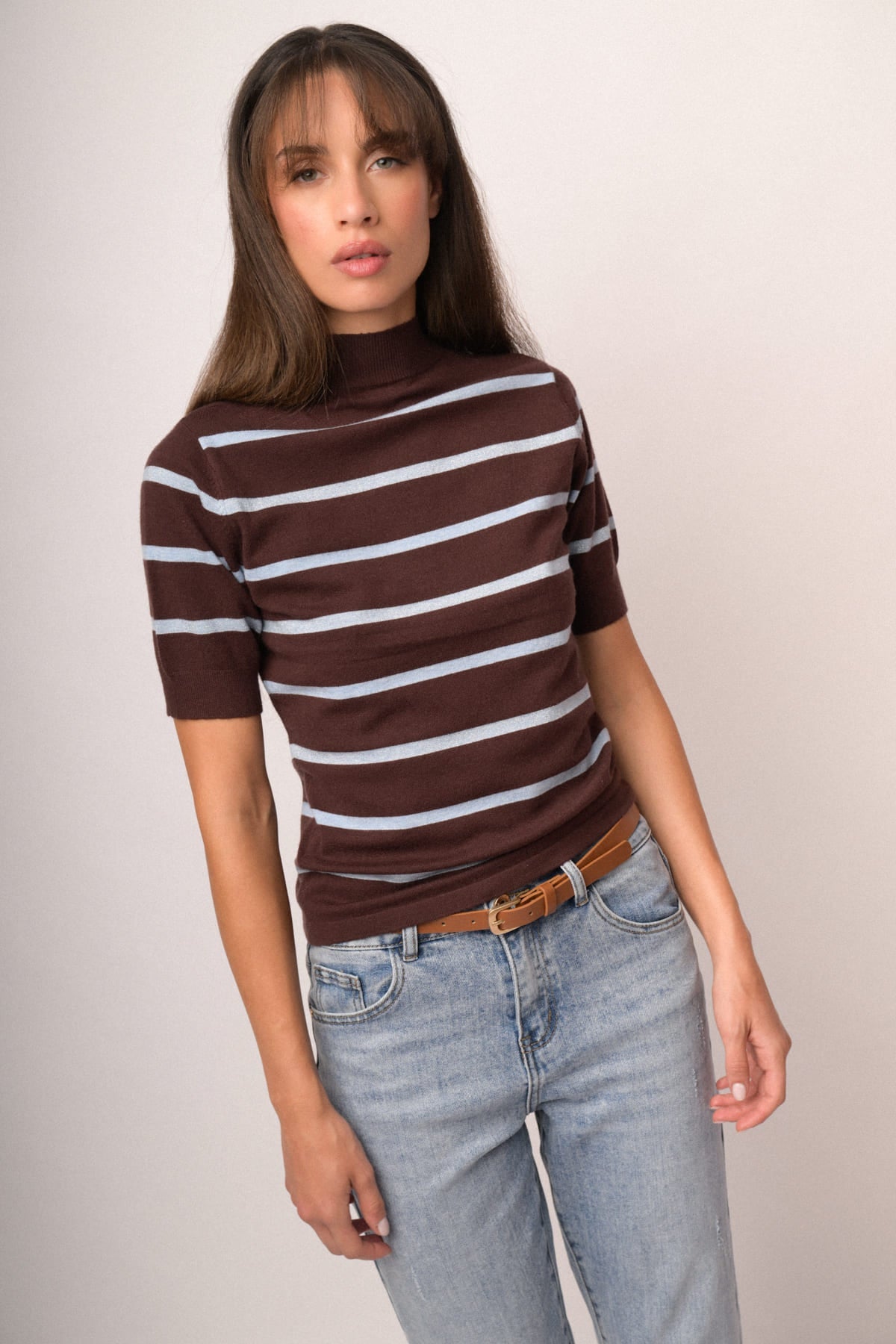 Jersey marrón de cuello alto con rayas blancas y manga corta