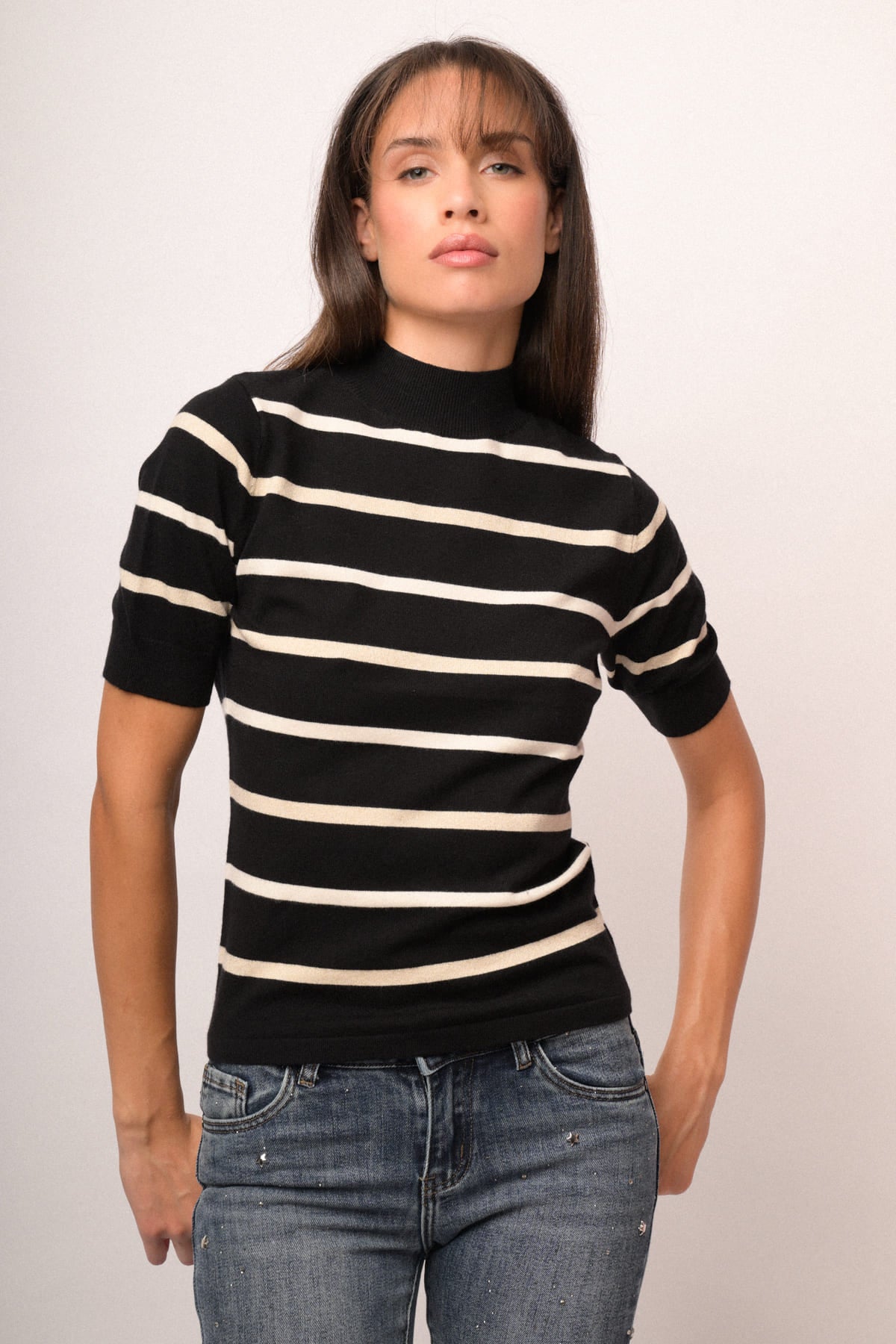 Jersey de cuello vuelto negro de rayas horizontales blancas con manga corta