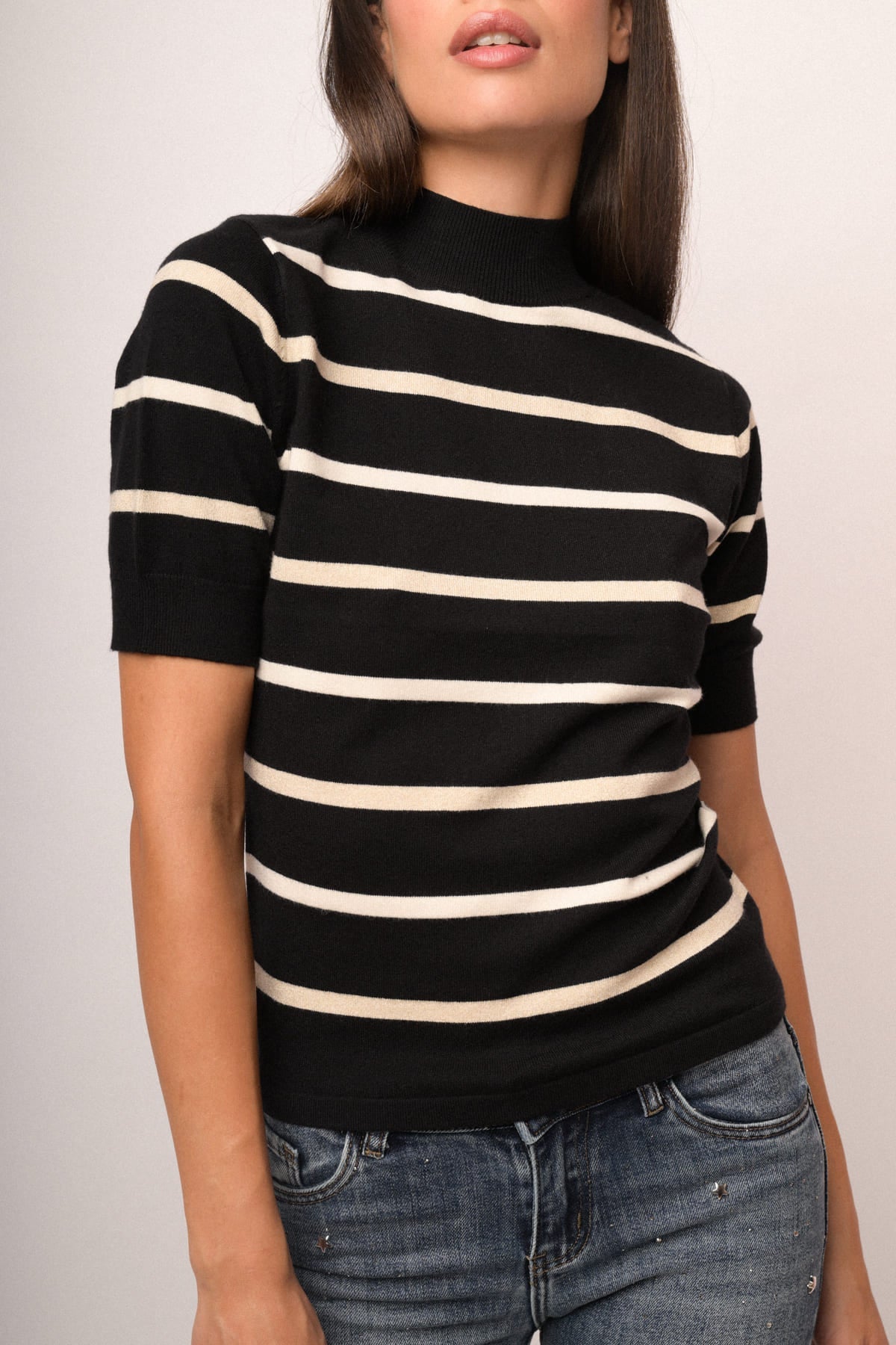 Jersey de cuello vuelto negro con rayas blancas horizontales y punto elástico