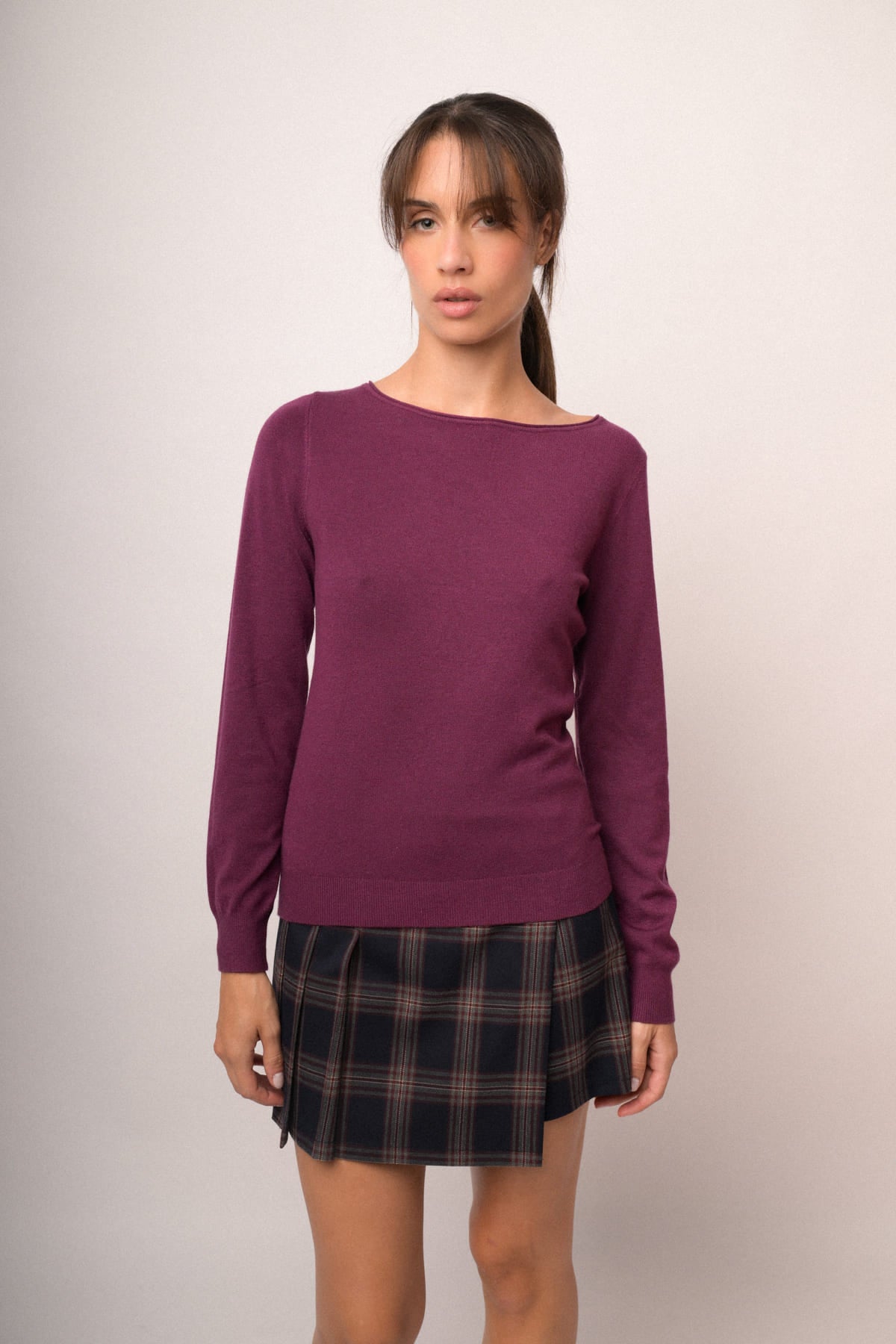 Jersey básico fucsia de manga larga y cuello redondo, visto de frente