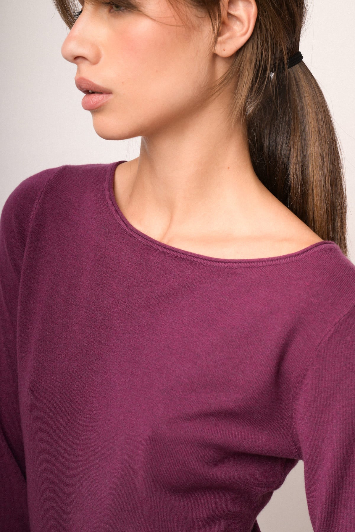 Jersey básico fucsia de cuello redondo y tejido liso, vista lateral