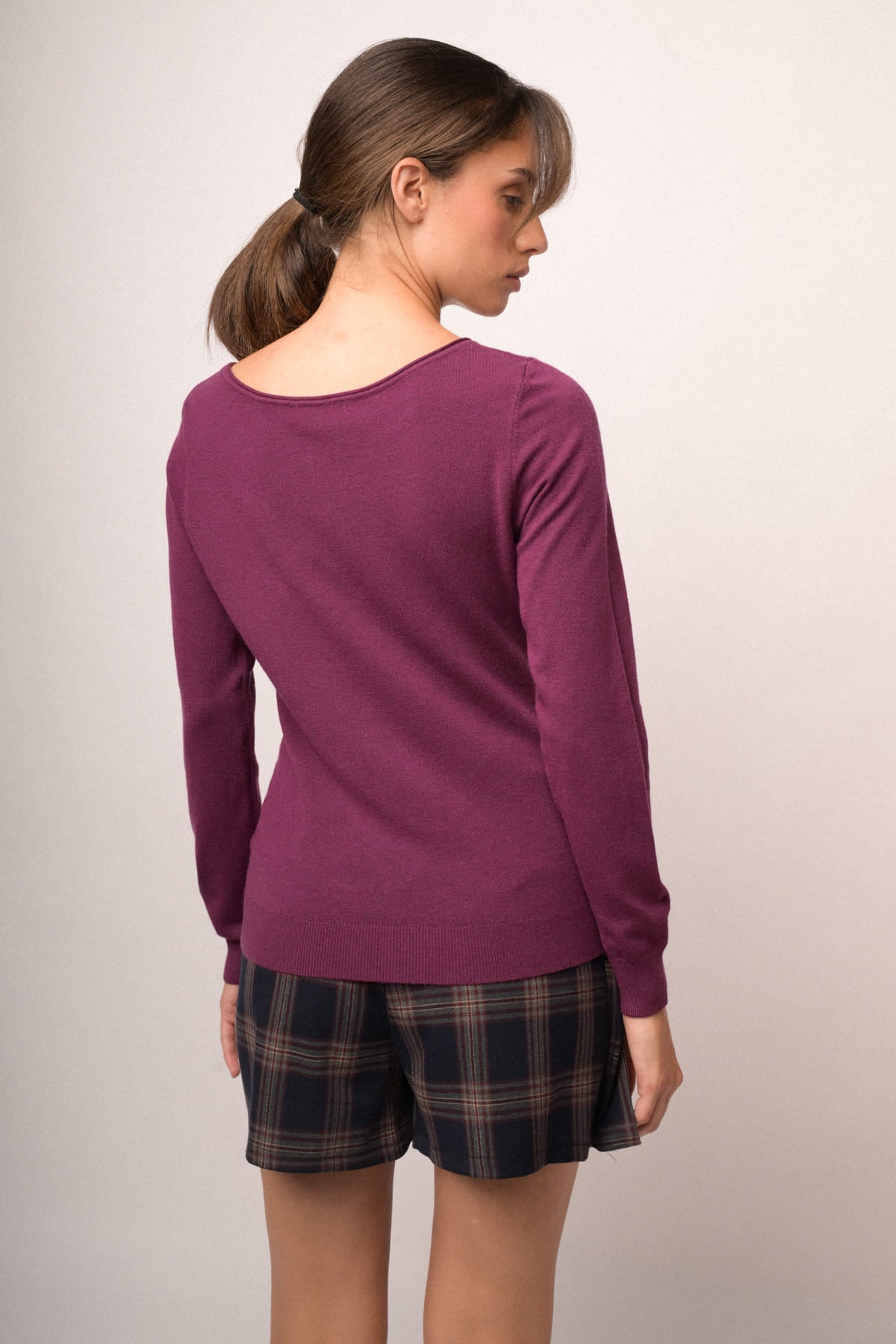 Jersey básico fucsia de manga larga y cuello redondo, vista trasera
