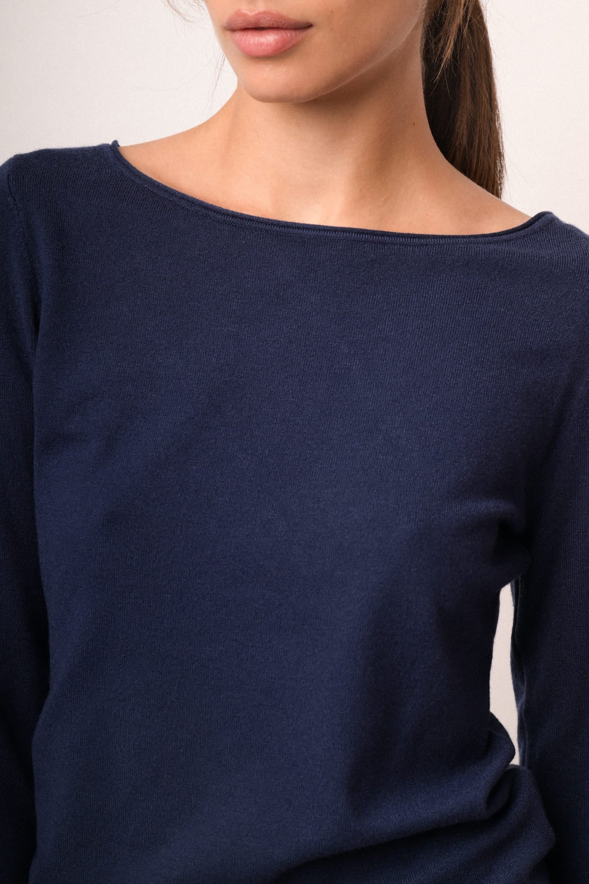 Jersey básico Shiffer azul marino con cuello redondo y manga larga, vista detalle