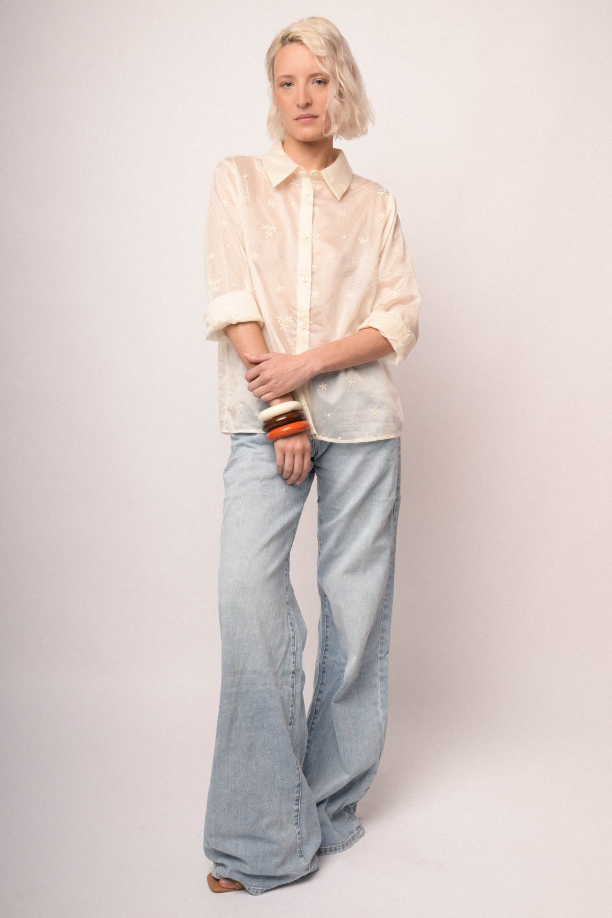 Camisa de muselina blanca con bordado floral y botones delanteros