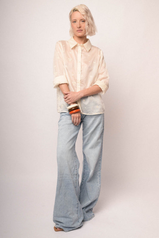 Camisa de muselina blanca con bordado floral y botones delanteros