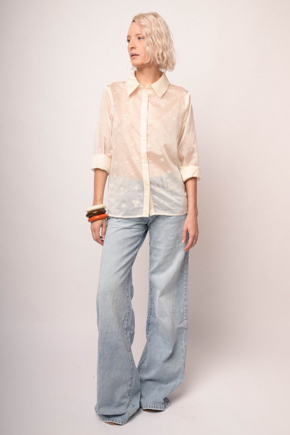 Camisa de muselina blanca con bordado floral, cuello camisero y puños