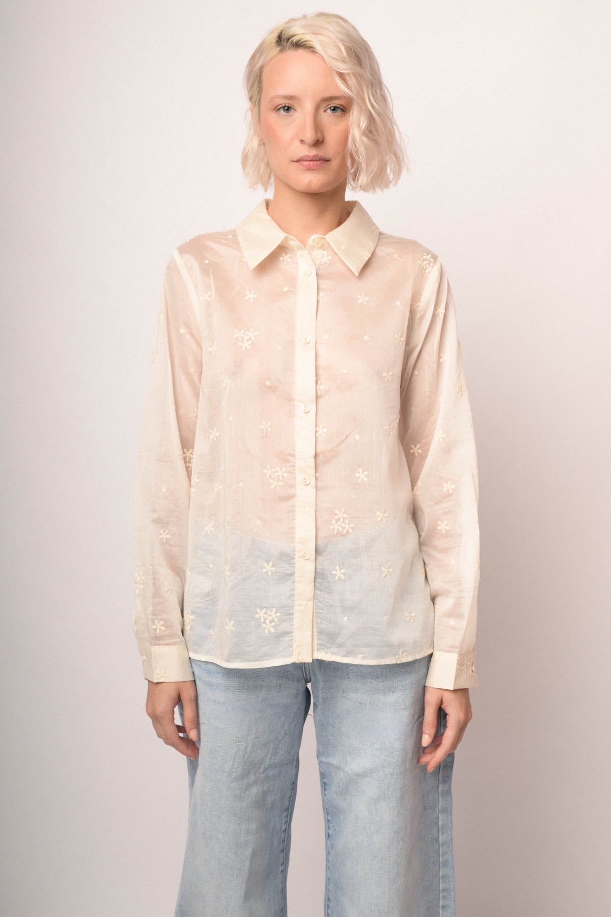 Camisa de muselina blanca con bordado de flores y cierre frontal con botones