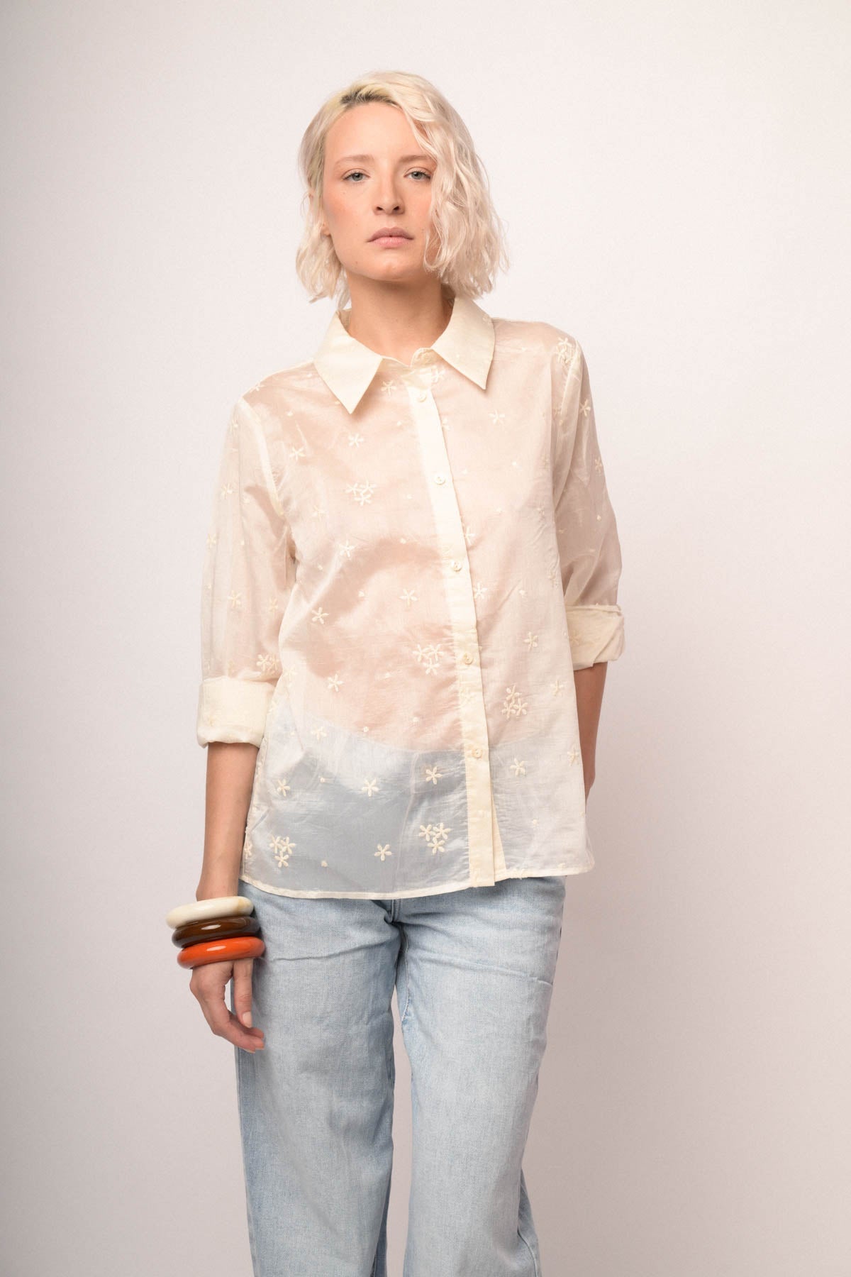 Camisa de muselina blanca con bordado floral sutil y botones en la pechera