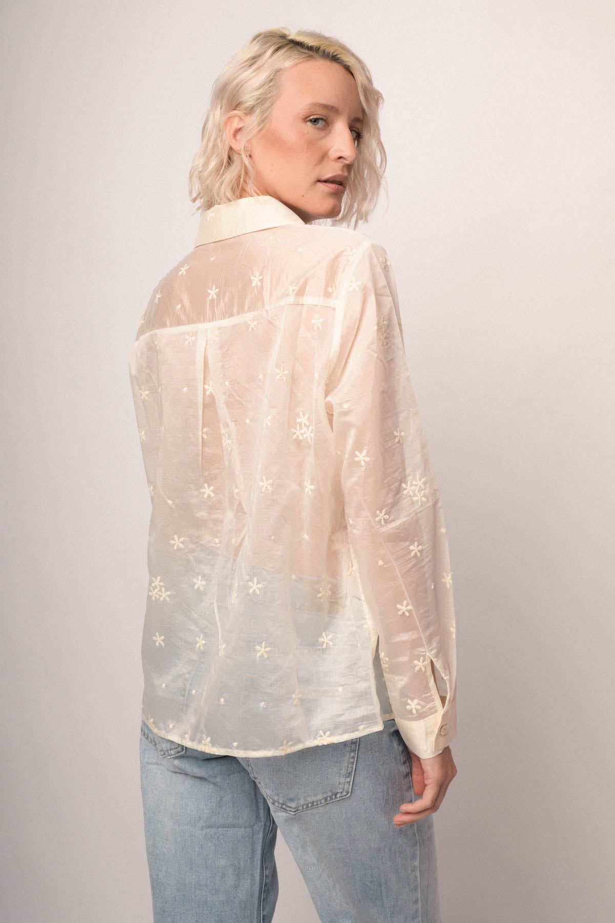 Camisa de muselina blanca con bordado floral en la espalda y botones