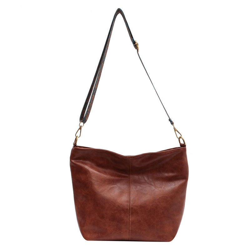 Bolso bandolera vintage marrón con correa lisa y herrajes dorados