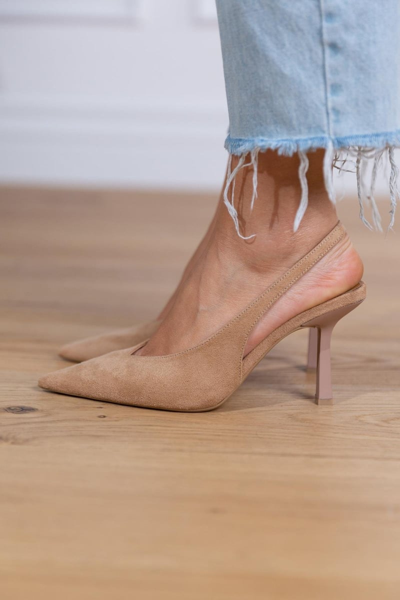 Zapato de tacón beige de ante con punta fina y tacón delgado