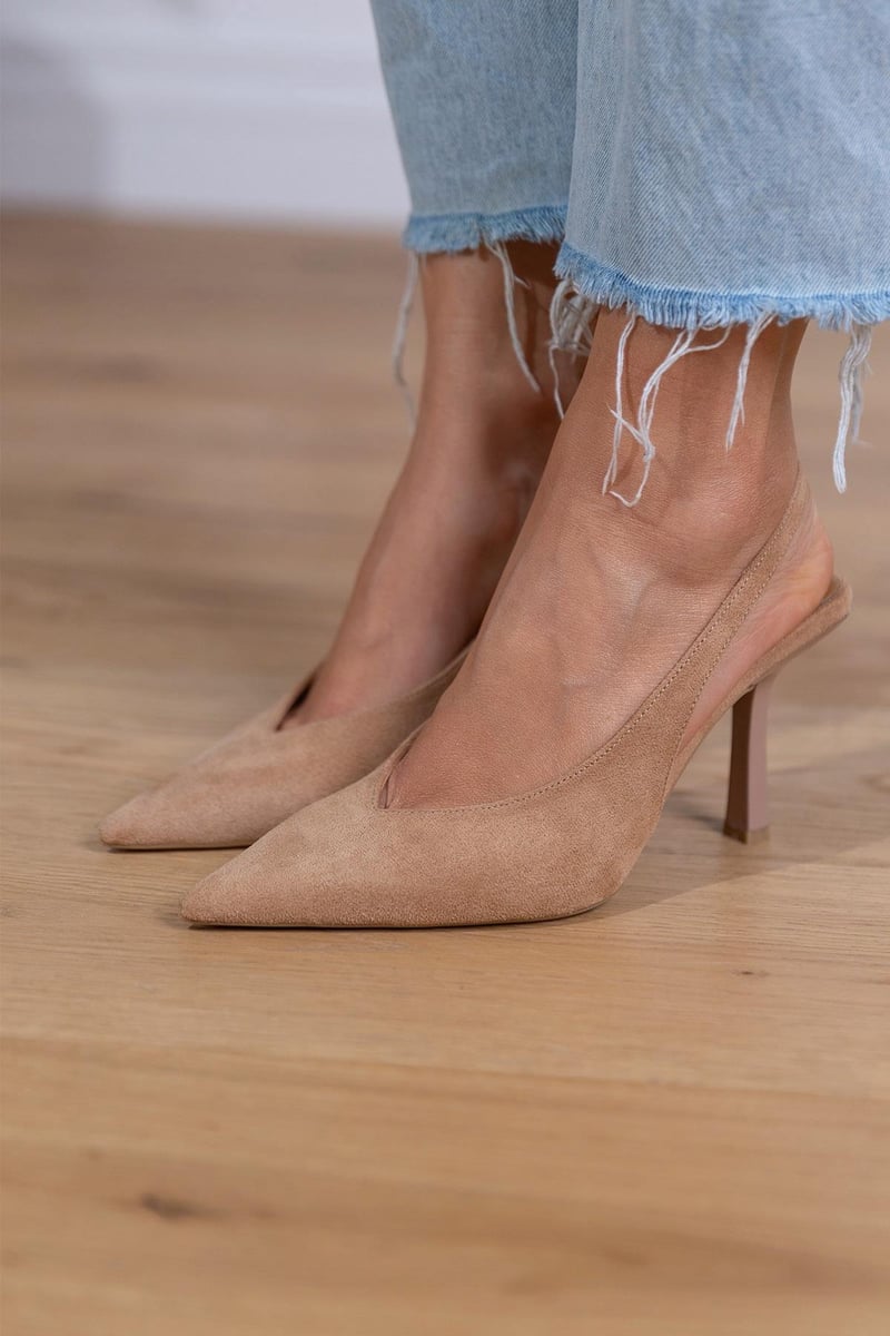 Zapatos de tacón beige de ante con tacón delgado y punta fina, vista frontal